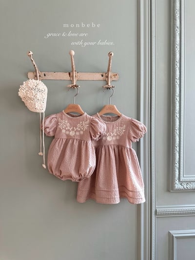 刺繡花朵澎袖格紋包屁衣/洋裝(2color)1