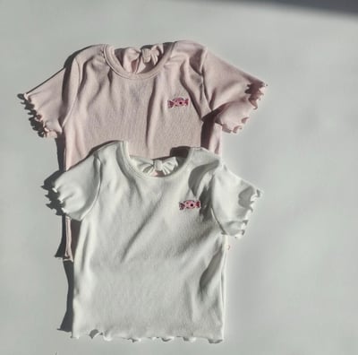 木耳捲邊愛心刺繡糖果上衣(2color)10