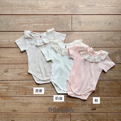 蕾絲領小刺繡壓紋包屁衣9