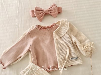 小刺繡木耳捲邊上衣*現貨粉6m2