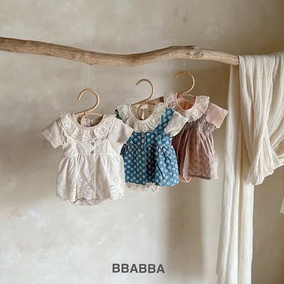 蕾絲領小刺繡壓紋包屁衣2