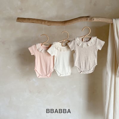 蕾絲領小刺繡壓紋包屁衣3