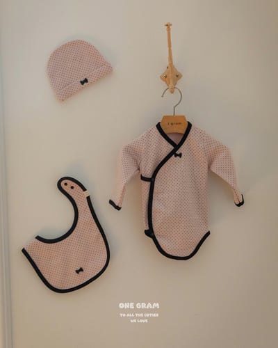 蝴蝶結點點側開扣新生兒服*現貨粉1