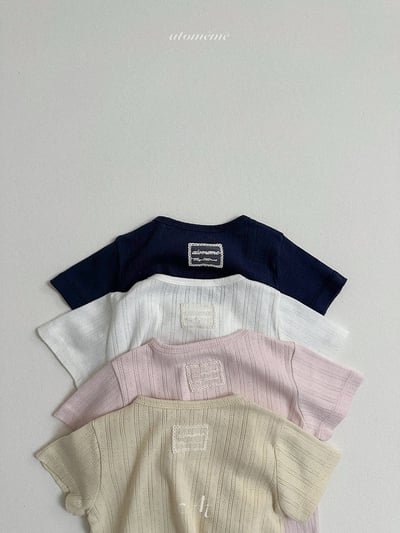 小刺繡壓紋上衣3