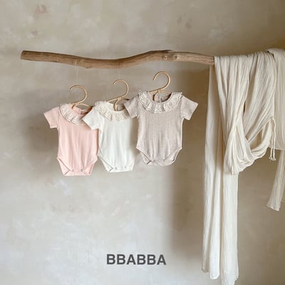 蕾絲領小刺繡壓紋包屁衣1