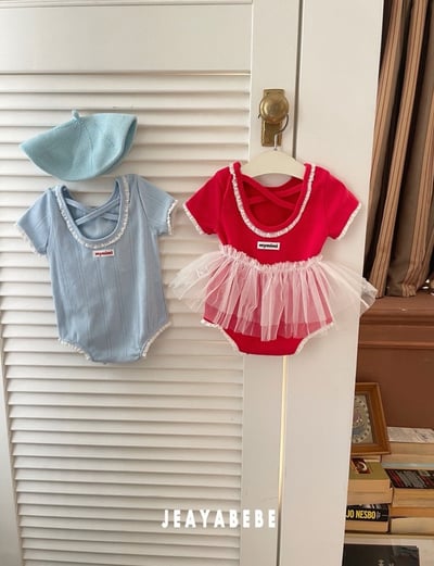 小刺繡蕾絲滾邊後交叉包屁衣1