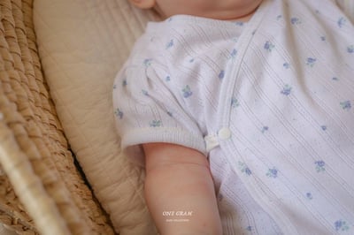 蕾絲滾邊澎袖小花側開扣包屁衣*現貨6m8