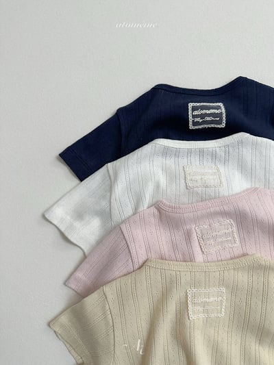 小刺繡壓紋上衣2