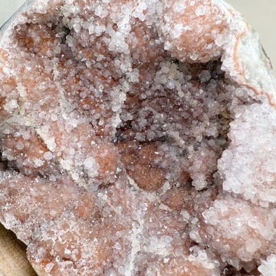 聚財聚氣/淨化磁場-《變種紅底晶洞原礦擺件》4