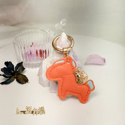 馬上有錢/招財吊飾-《錢錢福袋可愛馬皮革吊飾鑰匙圈》2