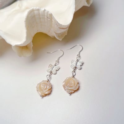 貝母工藝-《貝殼玫瑰花·銀蝴蝶耳環》2