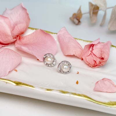 輕奢珠寶-《旋轉花瓣珍珠耳針》2