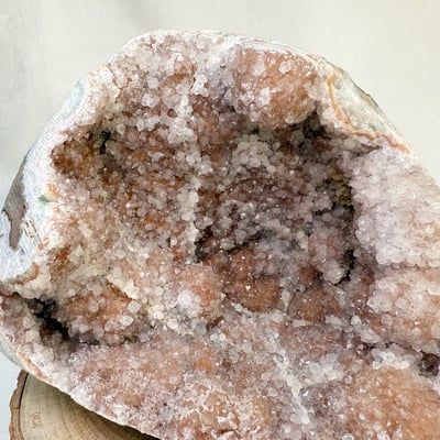 聚財聚氣/淨化磁場-《變種紅底晶洞原礦擺件》10