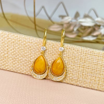 辟邪去災/招財納福-《奢華風鑽鑲黃蜜蠟耳環》3