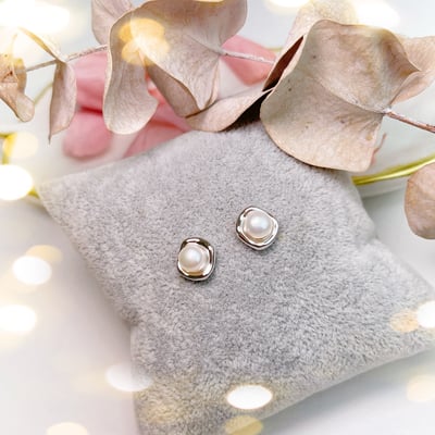 輕奢珠寶-《不規則方型台珍珠耳針》4