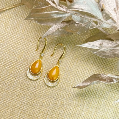 辟邪去災/招財納福-《奢華風鑽鑲黃蜜蠟耳環》2