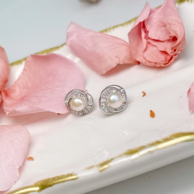 輕奢珠寶-《旋轉花瓣珍珠耳針》3
