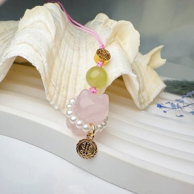 人緣/桃花/招財-《粉晶貓咪錢錢吊飾》2