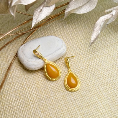 辟邪去災/招財納福-《水滴黃蜜蠟包鑲耳環》2