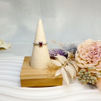 自信魅力/創造幸福-《無燒紅寶花瓣方臺戒指》1