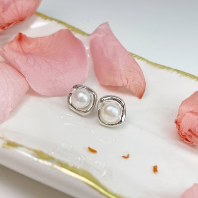 輕奢珠寶-《不規則方型台珍珠耳針》2