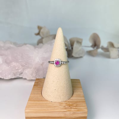 自信魅力/創造幸福-《輕奢閃鑽無燒紅寶戒指》2