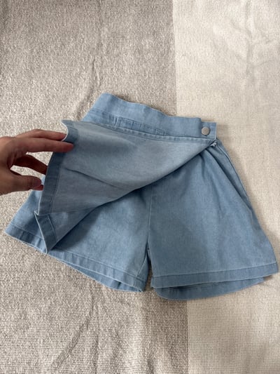 【CLASSIC LIGHT SKORT｜氣質百摺牛仔｜褲裙】2