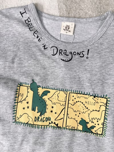 【DRAGON MAP恐龍探險領口排字 ｜短T】5