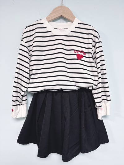 【Redhearts Darling 韓系◆精棉◆黑白條.胸口手袖紅心刺繡｜薄長T】2