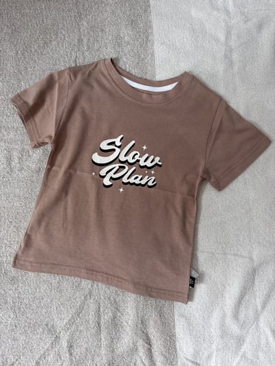 【SLOW PLAN｜美式復古感棕色｜短T】3