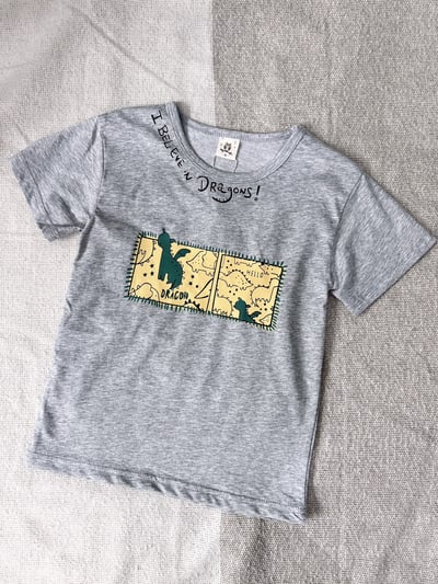 【DRAGON MAP恐龍探險領口排字 ｜短T】4