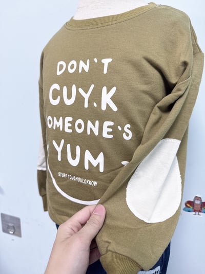 【DON’T CUY.K 拼布◆毛圈◆咖綠色.英文字趣味印花｜薄衛衣】3