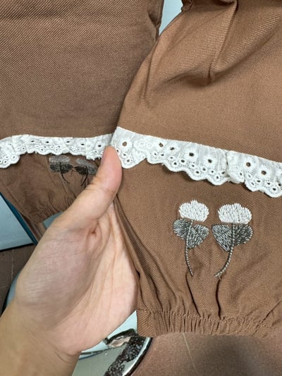 【Vintage lace 日系風◆縮口◆棕色.蕾絲甜美刺繡小花｜長褲】2
