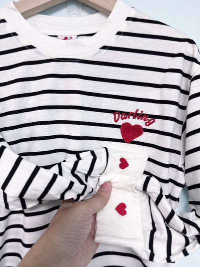 【Redhearts Darling 韓系◆精棉◆黑白條.胸口手袖紅心刺繡｜薄長T】3
