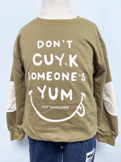 【DON’T CUY.K 拼布◆毛圈◆咖綠色.英文字趣味印花｜薄衛衣】4