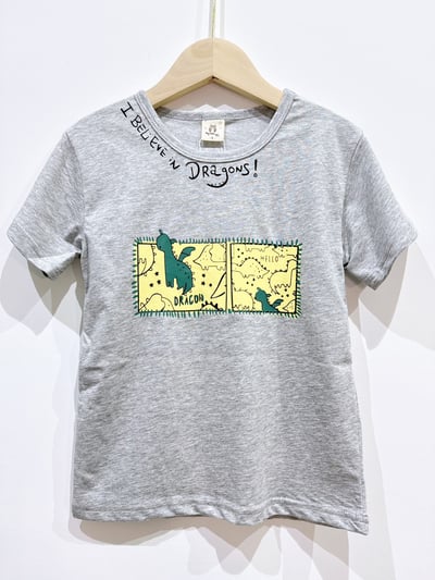 【DRAGON MAP恐龍探險領口排字 ｜短T】1