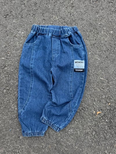 【MEMORY 牛仔系列◆縮口◆牛仔藍.標語拼布俐落白車線｜長褲】4