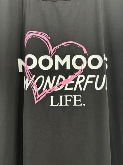 【NOOMOO’S 粉色愛心冰絲涼感｜短T】3