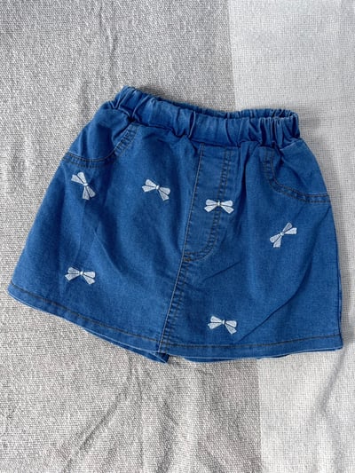 【BOW DENIM SKIRT PANTS｜蝴蝶結刺繡牛仔｜褲裙】1