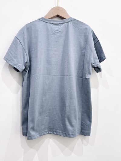 【DUDE Letter排列字母復古石灰藍｜短T】2