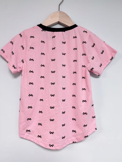 【Pink bow滿版個性粉色底黑色蝴蝶結｜短T】2