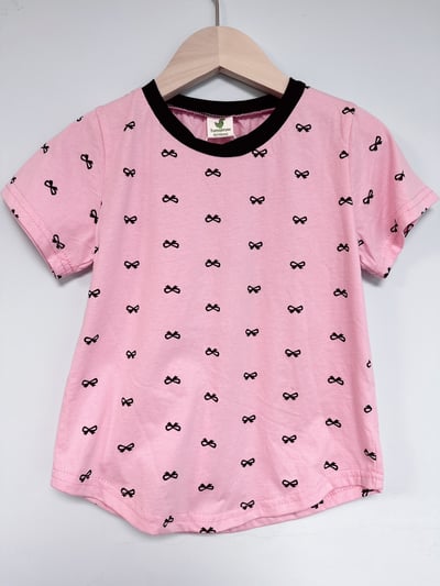 【Pink bow滿版個性粉色底黑色蝴蝶結｜短T】1