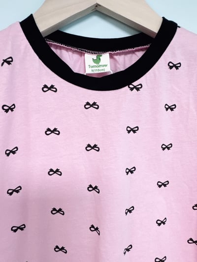 【Pink bow滿版個性粉色底黑色蝴蝶結｜短T】3