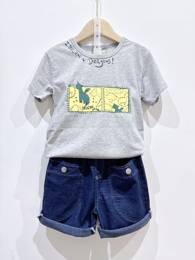 【DRAGON MAP恐龍探險領口排字 ｜短T】3