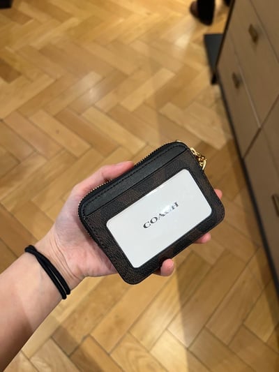 在台現貨— COACH 鏈帶小卡包老花深棕3