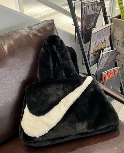 Nike 毛絨絨飛人款托特包1