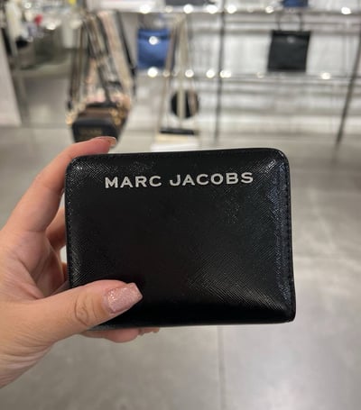 美國代購－Marc Jacobs MJ 防刮立體字母Logo短夾（已匯款訂金）1