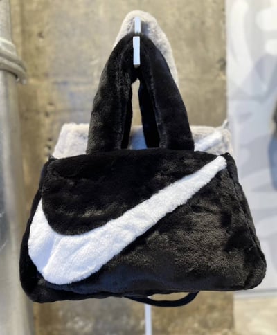 Nike 毛絨絨飛人款托特包4