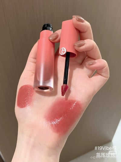 Giorgio Armani 絲絨水光唇釉2