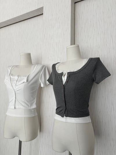 【限量現貨】圓領排扣短袖上衣(附白色三扣蕾絲背心)2